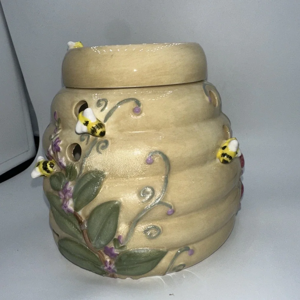 PartyLite Garden Lites Beehive Aroma Melts Warmer Bees Strawberries Ceramic